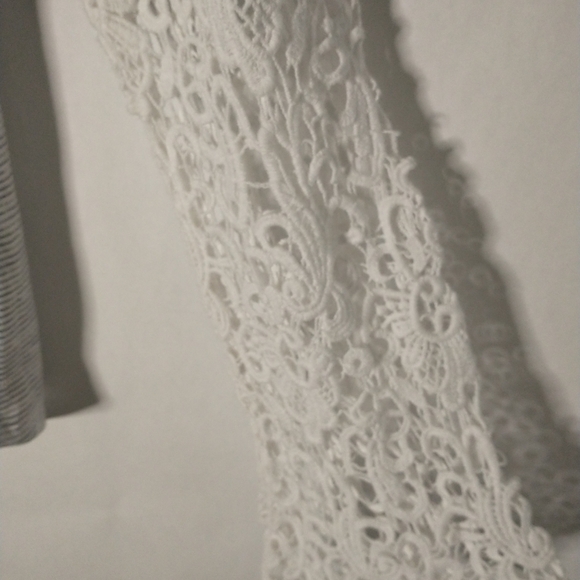 Hannah striped top with crochet sleeves size large - Picture 3 of 7